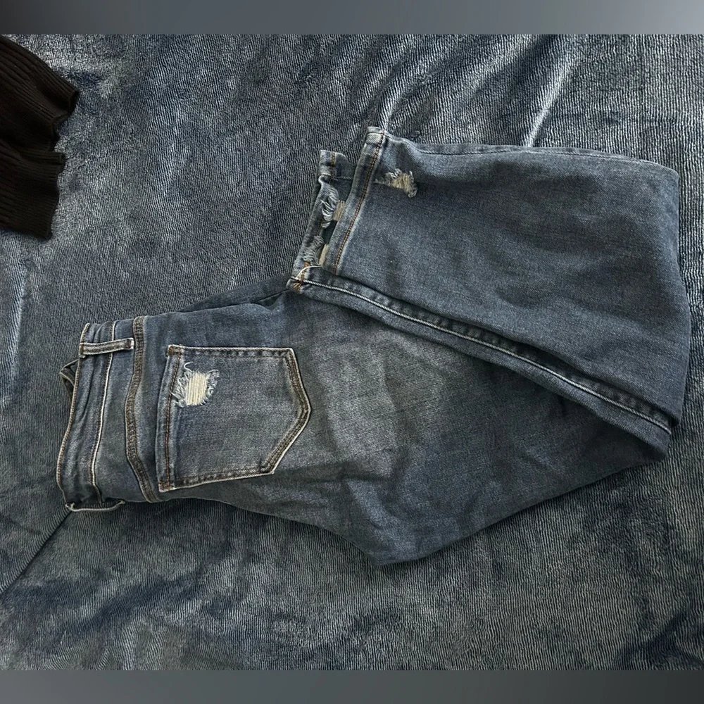 medium wash size 9/29 blue ripped jeans - Picture 4 of 5